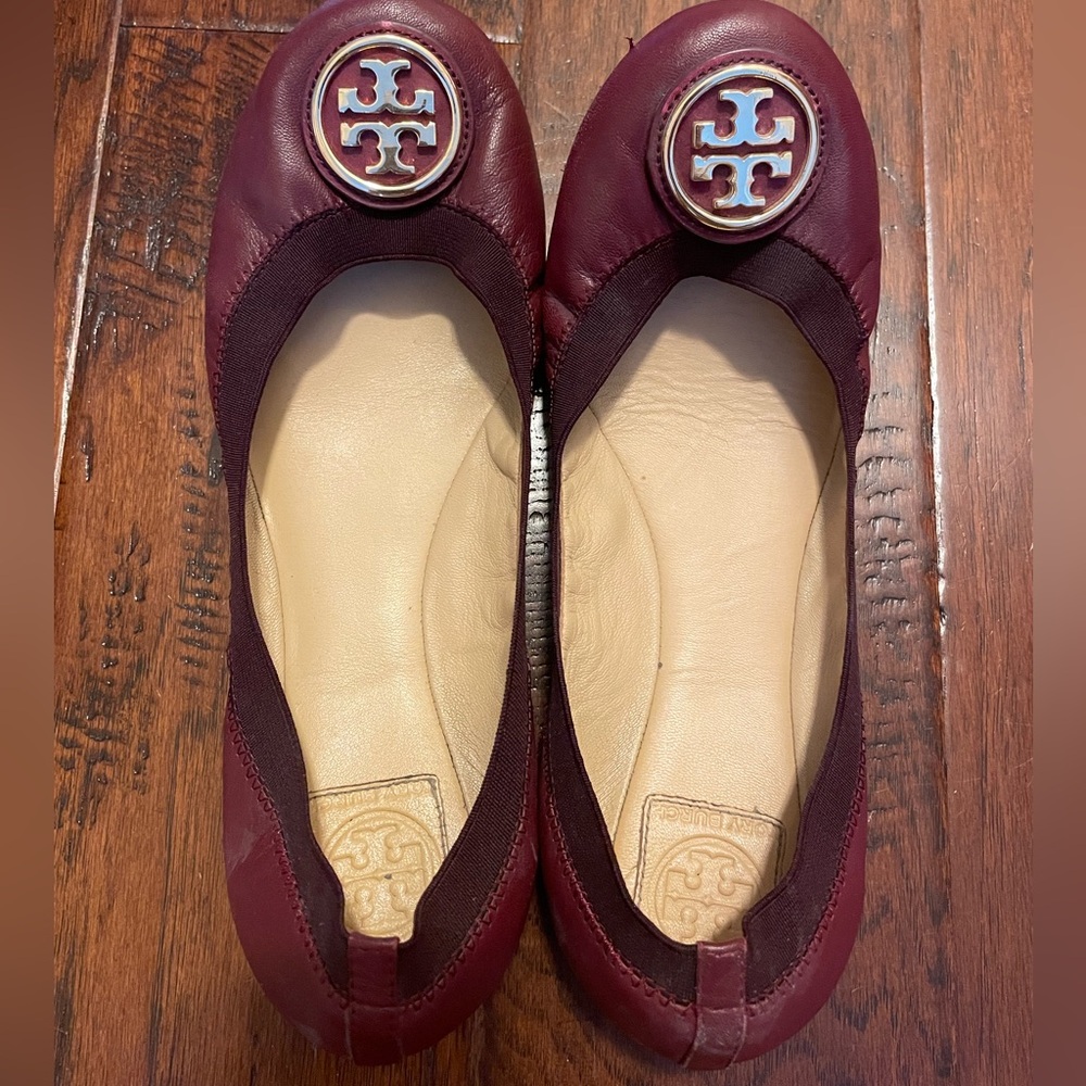 Tory Burch Caroline Flat in Marroon